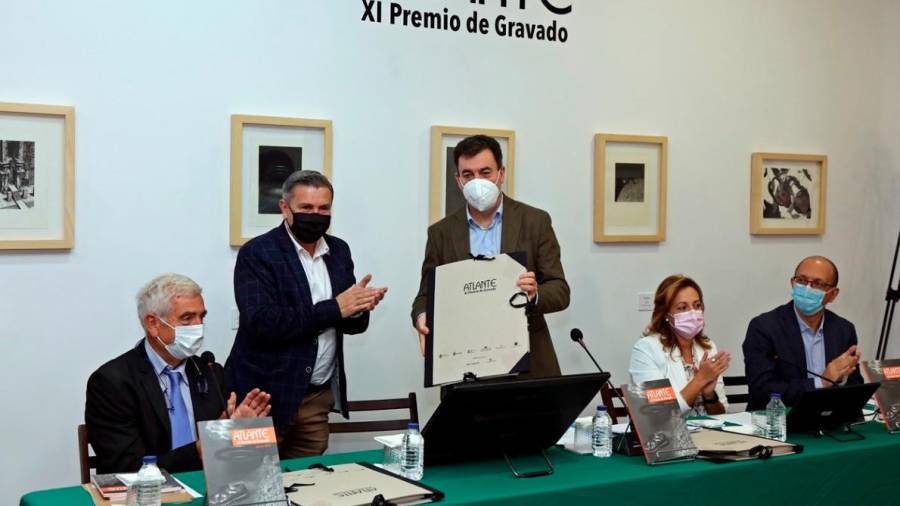 El alcalde de Ribeira, Manuel Ruíz, de pie a la izquierda, con el conselleiro Román Rodríguez a su lado en la entrega de los premios Atlante. Foto: XDG