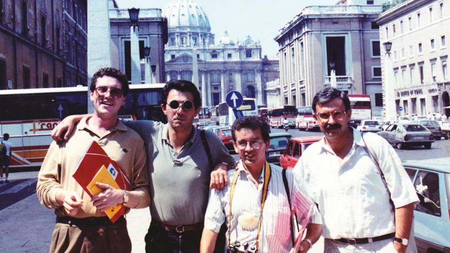 Tobío, primero por la derecha, en agosto de 1989, cubriendo el viaje del papa a Santiago, acompañado por tres
