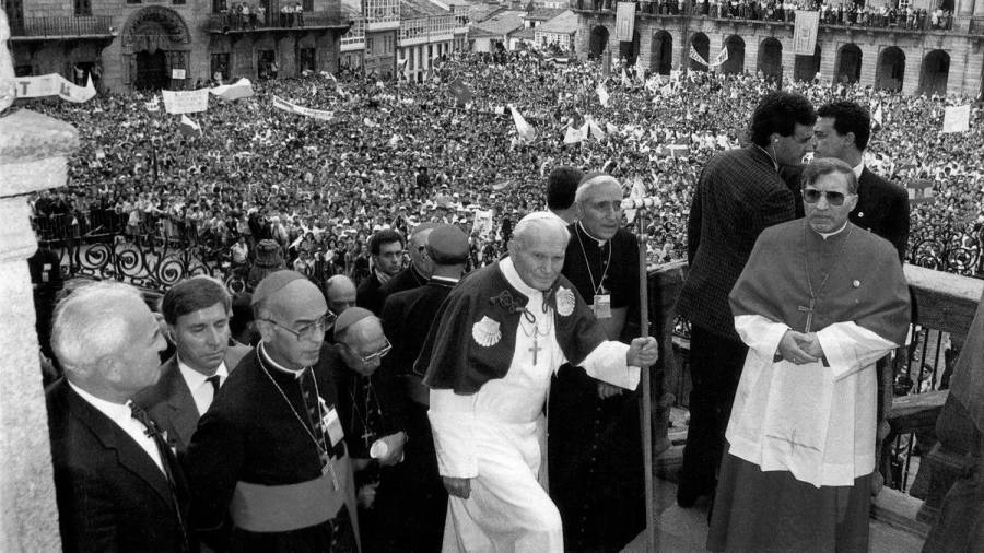 1989. El Papa Juan Pablo II acompañado, entre otros, por el Cardenal Ángel Suquía y por Monseñor Antonio María Rouco Varela. Plaza del Obradoiro. Santiago de Compostela. (Fuente, El Correo Gallego).