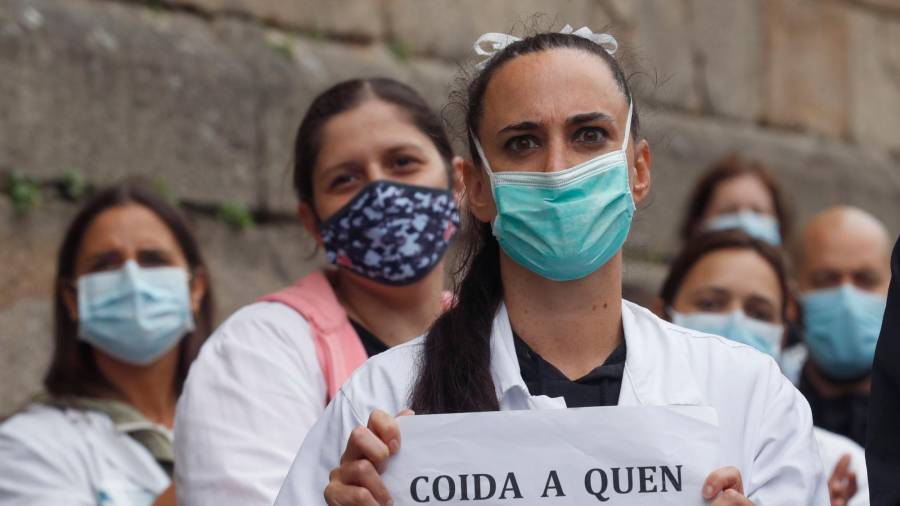 Personas, en su mayoría del colectivo Enfermeiras Eventuales en lucha en la manifestación en demanda de la contratación estable en la sanidad pública, hace dos semanas. Foto: EFE
