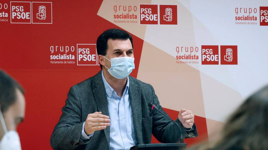 Gonzalo Caballero, secretario xeral del PSdeG, gesticula en rueda de prensa (Foto: Efe/Lavandeira Jr.)