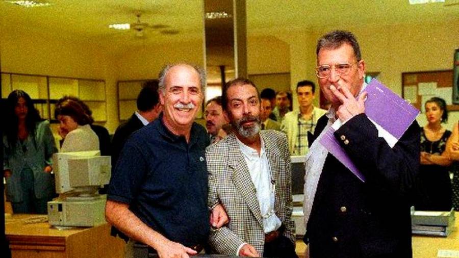 El periodista Javier Otero con Diego Bernal a la izquierda y Luis Mariño en la redacción de El Correo Gallego