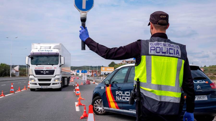 Un camión se ve obligado a detenerse al intentar pasar la frontera entre España y Portugal. Foto: EFE
