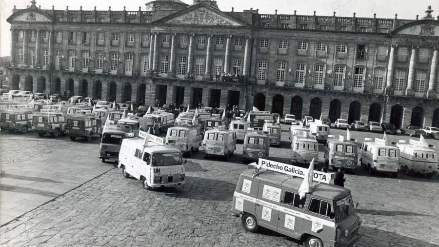 1980. Varios vehículos parten de la Plaza del Obradoiro para apoyar la campaña del Referendum de autonomía para Galicia. Santiago de Compostela. (Fuente, El Correo Gallego).