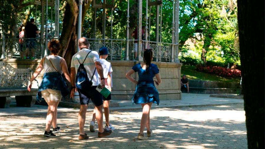 Una familia paseando por el parque de la Alameda de Santiago durante el pasado verano. Foto: Angy Álvarez Estévez 