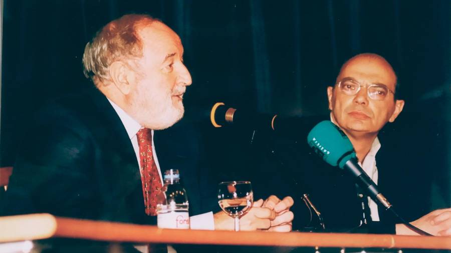 Ángel Arnáiz con el veterano y maestro de periodistas José Manuel Diego Carcedo, en 2002, en una conferencia en la Casa de la Cultura. Foto: ECG