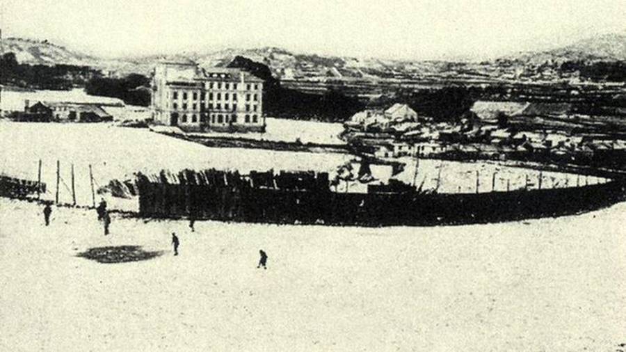 El Campus Sur de Santiago de Compostela completamente cubierto de nieve en 1935. (Autor, Guillermo. Fuente, Revista Vida Gallega)