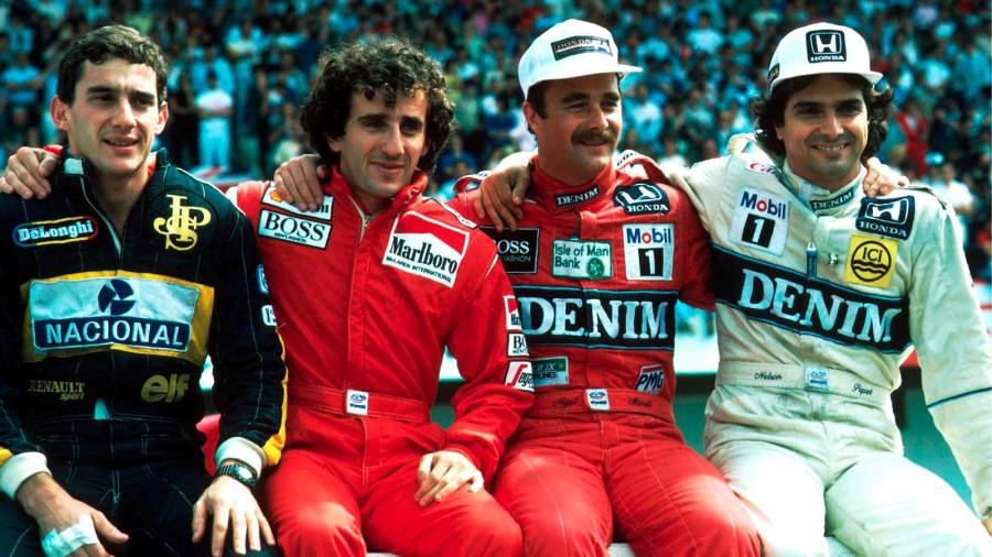 1986. Una imagen irrepetible en la historia de la Fórmula 1. Los cuatro grandes pilotos de la época, y de los mejores de la historia del automovilismo, Ayrton Senna, Alain Prost, Nigel Mansell y Nelson Piquet posan durante el gran premio de Estoril. (Fuente, www.momentosdelpasado.blogspot.com)