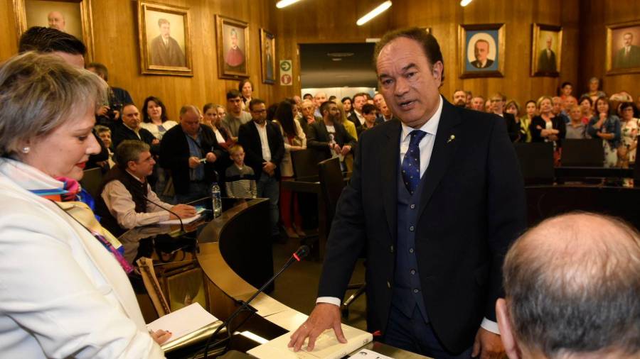 El alcalde de Lalín, el popular Xosé Crespo, jurando su cargo de alcalde. Autor: Sangiao