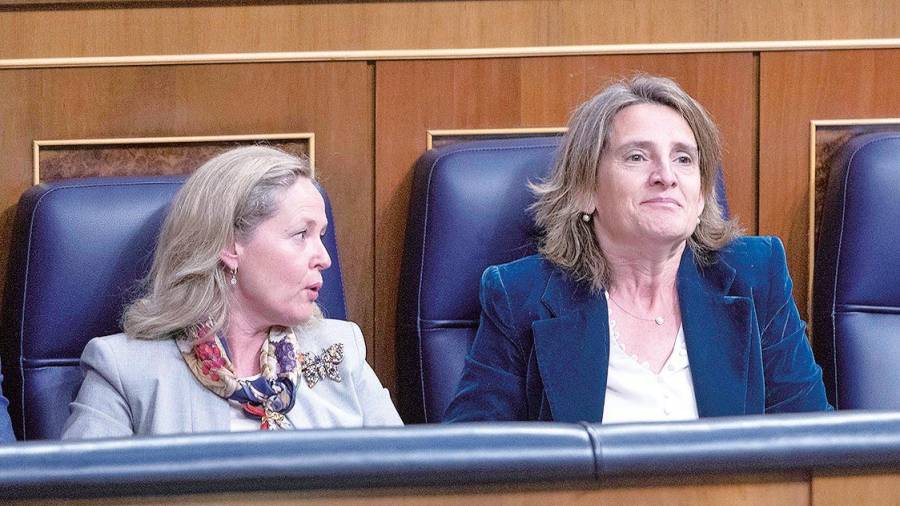 Las vicepresidentas Nadia Calviño, izq., y Teresa Ribera, en el Congreso. Foto: Alberto Ortega/E.P.