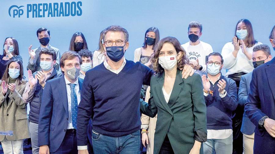 partido popular. Alberto Núñez Feijóo, junto a Díaz Ayuso, que ya tiene fecha para el congreso de Madrid. Foto: Efe