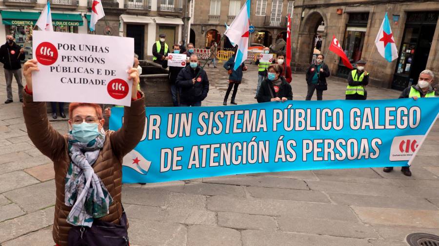 IMAGEN de una protesta de los pensionistas de Galicia en la praza do Toural. Foto: ECG