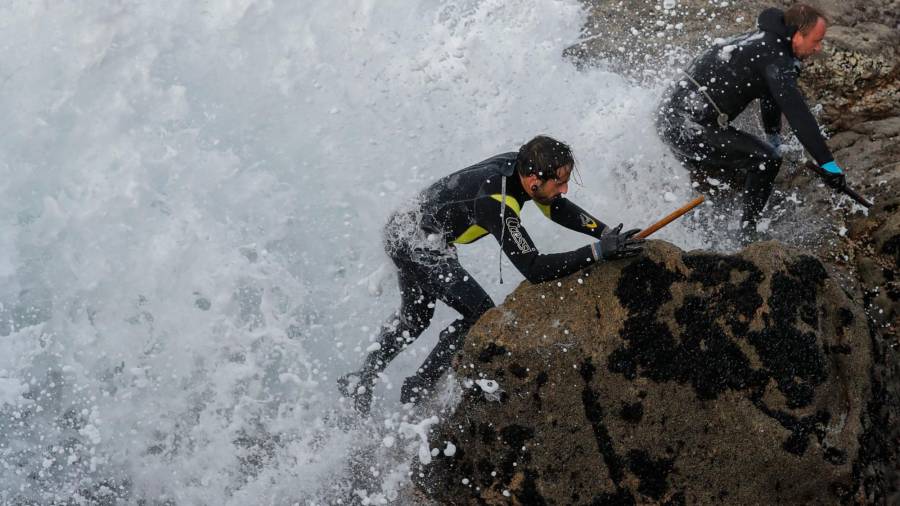 DUREZA. Esquivando las olas y escalando las rocas en Corme. Foto: Lavandeira