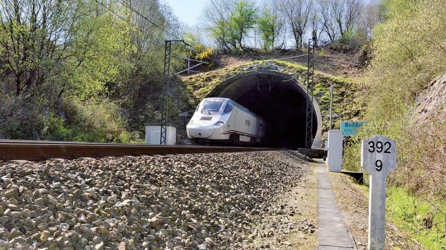 Ferrocarril circulando sobre las vías tras salir de un túnel localizado en Galicia. Foto: Gallego