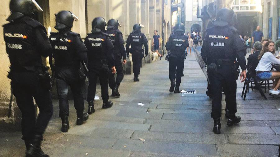 sen incidentes. Houbo forte despregamento policial no casco vello de Santiago este 25-X. Foto: C.G 