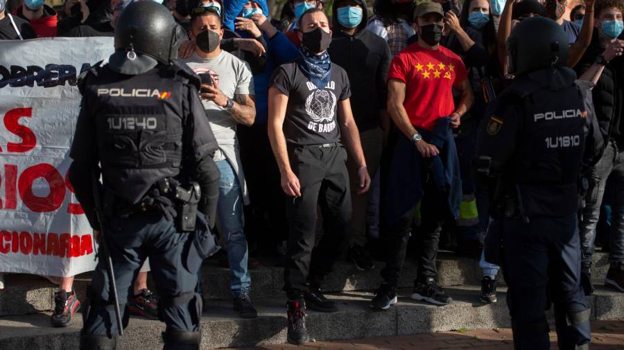 Agentes de la Policía Nacional intentando contener a los manifestantes congregados en Vallecas en protesta por un acto de precampaña de Vox. Foto: E.P.