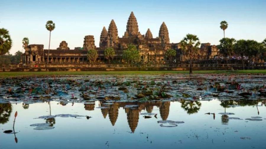 Templo Angkor Wat. Es una de las mayores joyas del sureste asiático desde su construcción a finales del siglo IX. En sus inicios estuvo dedicado al hinduismo pero después se convirtió en un centro budista. Es uno de los sitios religiosos más grandes del mundo, al abarcar 162.6 hectáreas. (Fuente, www.vix.com)