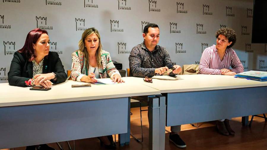 Os tres rexedores, Sandra Insua, esquerda, Mónica Rodríguez e Iago Toba na presentación do obradoiro. Foto: C. de Vimianzo