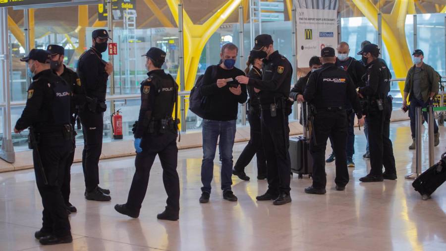 Agentes de la Policía Nacional realizan controles a los pasajeros de la T4 del aeropuerto Adolfo Suárez Madrid-Barajas Foto: Alberto Ortega