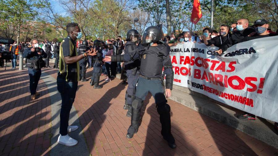 Agentes ante los manifestantes contra el acto de Vox en Vallecas. Foto: Alberto Ortega/E.P.