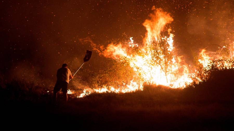 RAIRIZ DE VEIGA (OURENSE), 13/09/2020.- vista nocturna del incendio forestal de Cualedro (Ourense), que ha obligado a decretar la situación 2 por la proximidad a las viviendas. Galicia ha vivido un fin de semana negro, recrudecido este domingo, con más de 2.250 hectáreas forestales arrasadas por el fuego en tres provincias, la de Ourense, que se ha llevado la peor parte con nueve incendios; la de Lugo y la de Pontevedra. EFE/ Brais Lorenzo