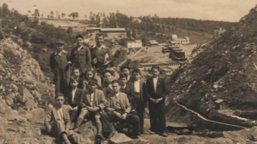 Trabajadores e hijos de trabajadores en el exterior de la mina de wolframio Foto: Galicia Pueblo a Pueblo