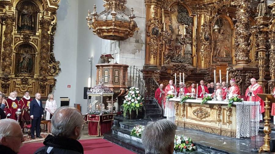 Arzobispo y delegado regio recuerdan a las víctimas de Angrois en la Ofrenda al Apóstol