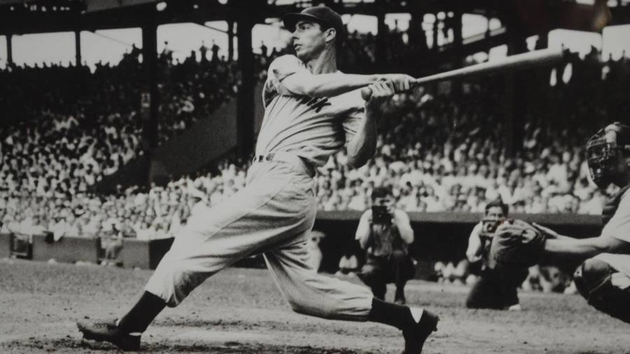 1948. Joe DiMaggio, uno de los jugadores más impostantes del béisbol, durante un partido con los Yankees de Nueva York. (Fuente, www.momentosdelpasado.blogspot.com)