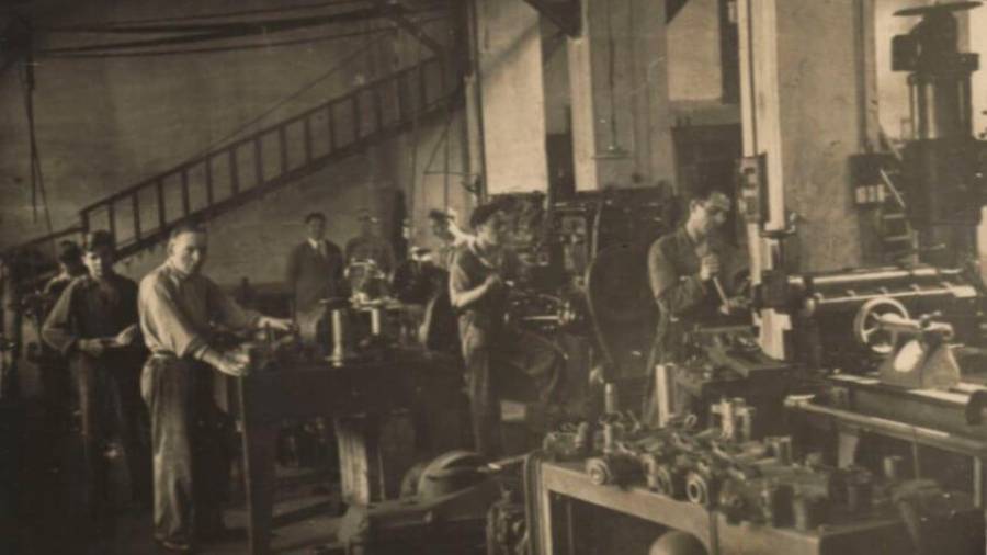 Un grupo de trabajadores de la época en el interior de la fábrica . Foto: G. P. P.