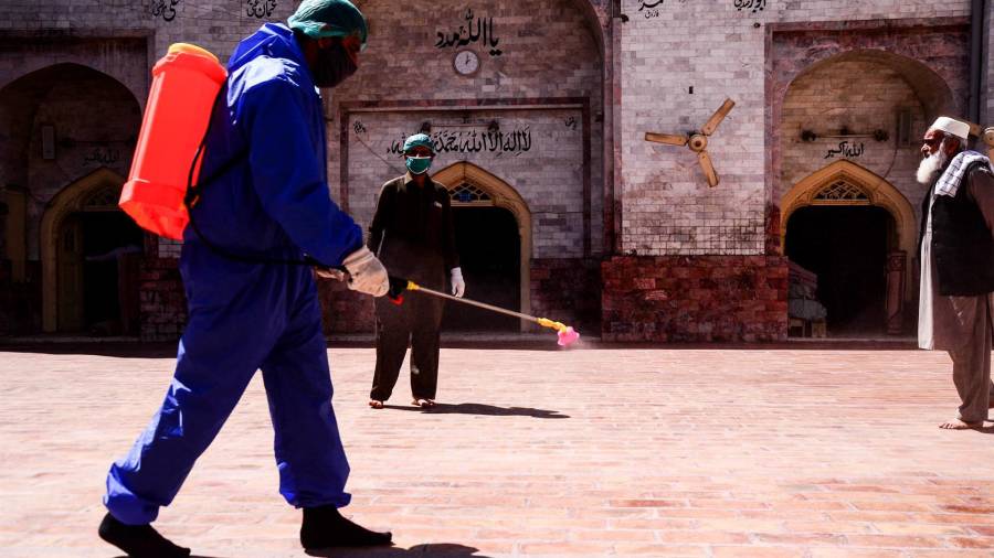 En la foto de archivo, un trabajador realiza labores de desinfección en una mezquita en Pakistán en medio de la pandemia de coronavirus. Hasnain Ali/IMAGESLIVE via ZUMA / DPA
