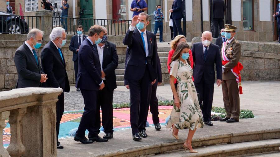 Felipe VI y Letizia tras pasar ante la alfombra floral de San Martiño. Foto: F.B.