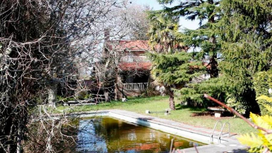 En el chalé de Teo la maleza campa a sus anchas y el enorme jardín, con piscina, está descuidado. Foto: Antonio Hernández
