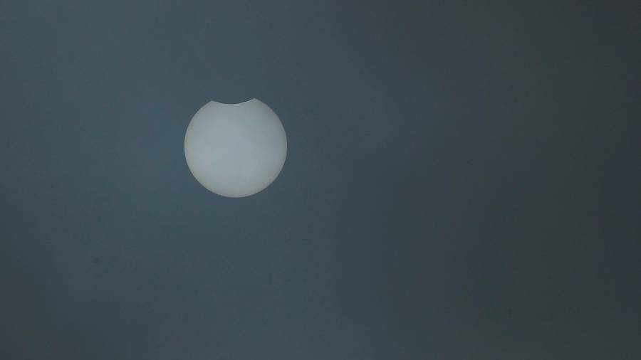 GRAF7133. VIVEIRO (LUGO), 10/06/2021.- Vista del eclipse parcial desde la localidad de Viveiro, Lugo, este jueves. El eclipse, sólo visible completamente en las zonas más septentrionales del mundo, ha sido parcial en España y ha escondido, como mucho, el 20 por ciento del diámetro solar en el noroeste peninsular. EFE/Eliseo Trigo