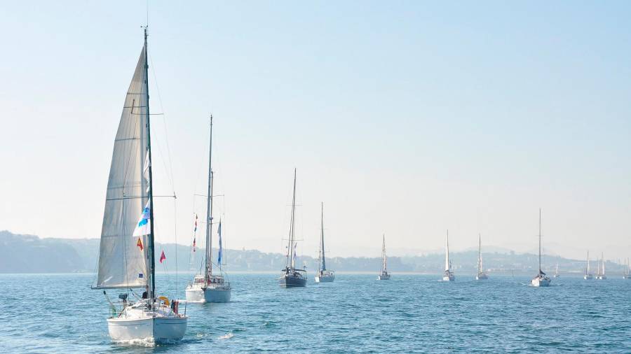 Varias embarcaciones peregrinan por la costa gallega durante la cuarta edición de la ‘Travesía Sail the Way’