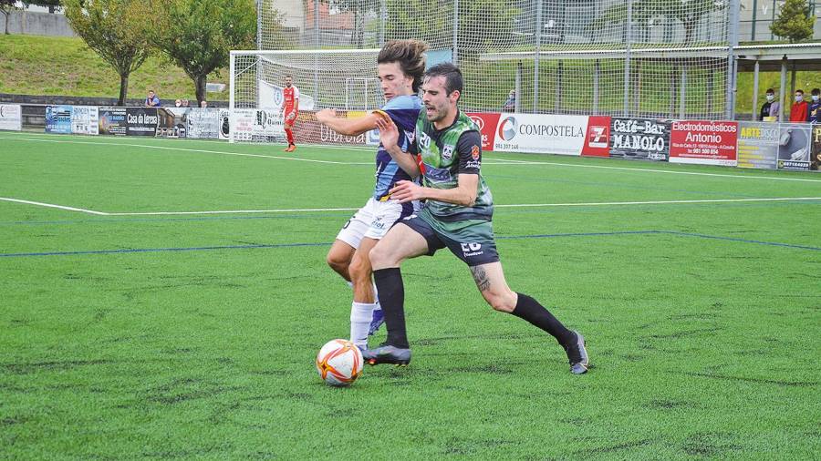 una jugada del reciente partido entre el Arzúa y el Atlético Arnoia, en O Viso. Foto: CSD Arzúa