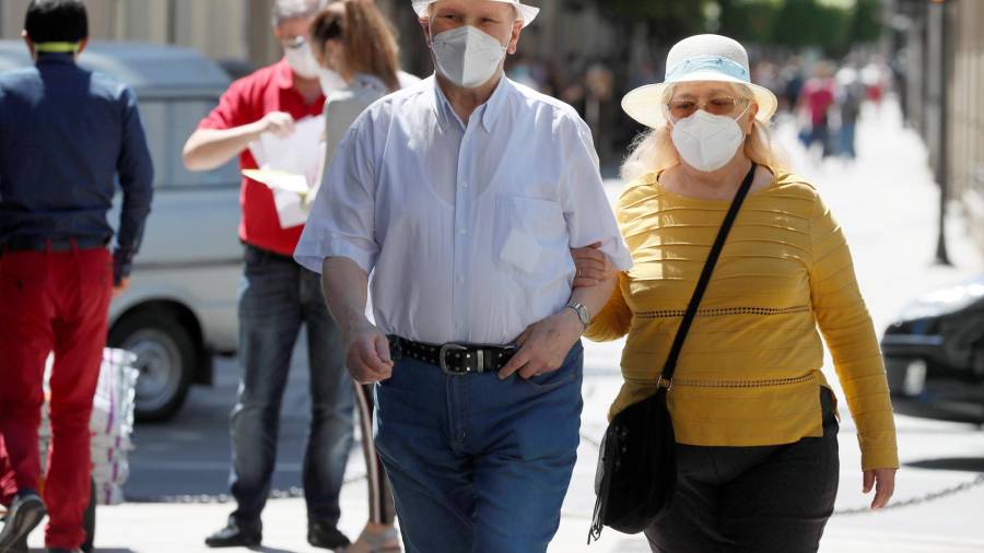 Una pareja pasea con mascarillas por las calles de Lugo, en una imagen de archivo. EFE/ Eliseo Trigo