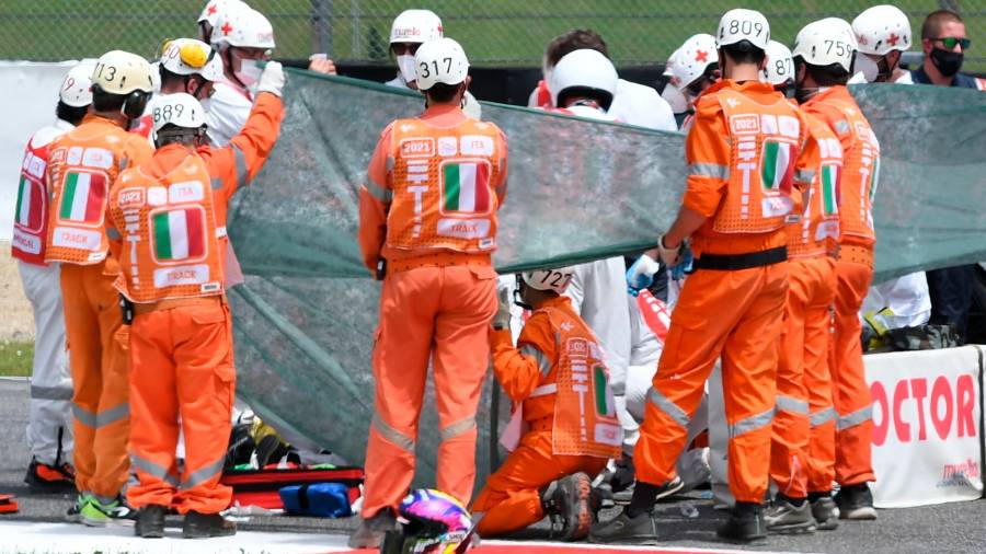 El suizo Jason Dupasquier de Moto3 recibe asistencia médica tras estrellarse durante la sesión de clasificación del Gran Premio de Italia de Motociclismo. Foto: Giovannini