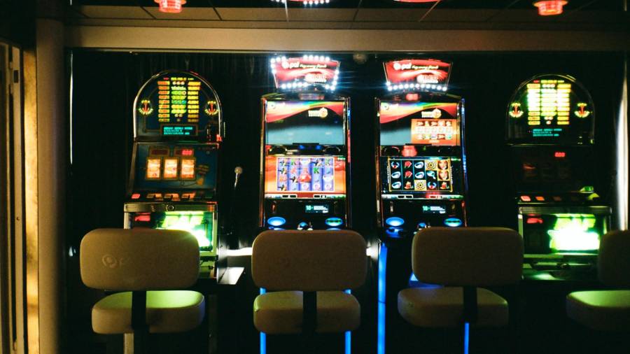 Máquinas de azar en un establecimiento de juego. Foto: Daria Sannikova/Pexels