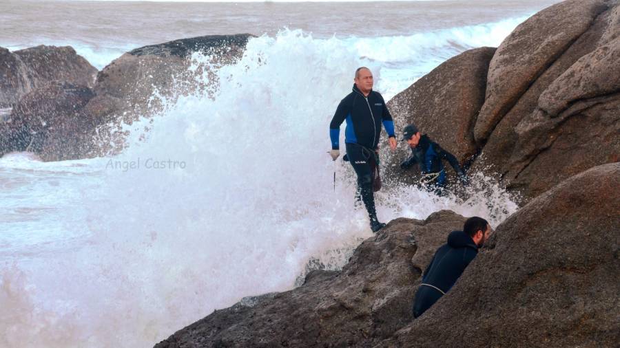 Percebeiros traballando nas pedras da Barca, en Muxía. Foto: Ángel Castro