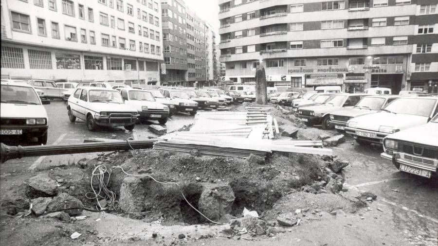 CAÓTICA imagen que presentaba la plaza de Vigo en la década de los 80, plagada de coches