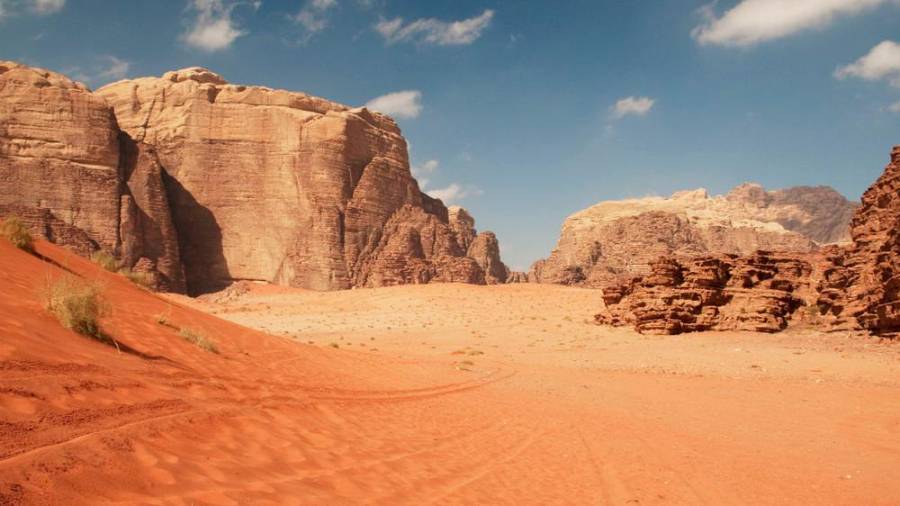 Desierto Wadi Rum. Calificado como el más bello del mundo, el desierto jordano es famoso por su arena rojiza y sus caprichosas formaciones rocosas que esconden mucha vida en su interior. Ha sido escenario de múltiples películas entre las que destaca la dirigida por David Lean, Lawrence de Arabia. (Fuente, www.traveler.es)