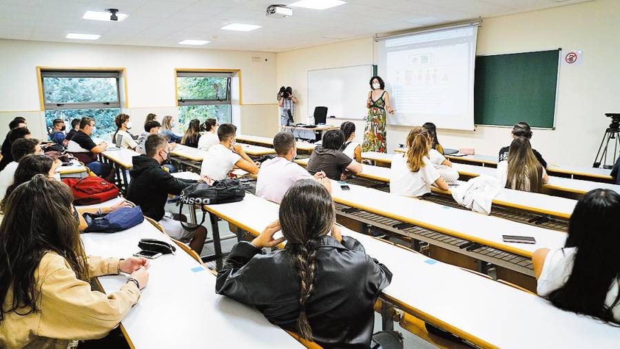 Estudiantes asisten a una de sus clases en la facultad de Económicas de la Universidad de Santiago. Foto: Fernando Blanco