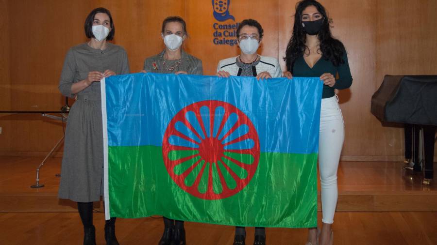 Pola esquerda, Eva Vera, Dolores Fernández Galiño, Rosario Álvarez e Lorena Moreno, coa bandeira da cultura xitana. Foto: CCG