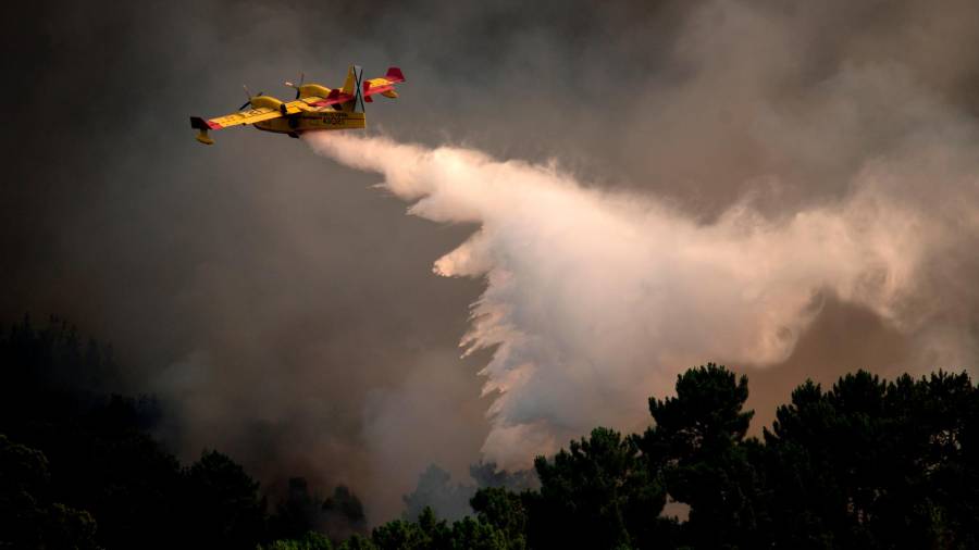 GRAF9835. TOÉN (OURENSE), 07/08/2020.- Un hidroavión realiza labores de extinción en el incendio forestal que permanece activo en el municipio orensano de Toén. EFE/Brais Lorenzo