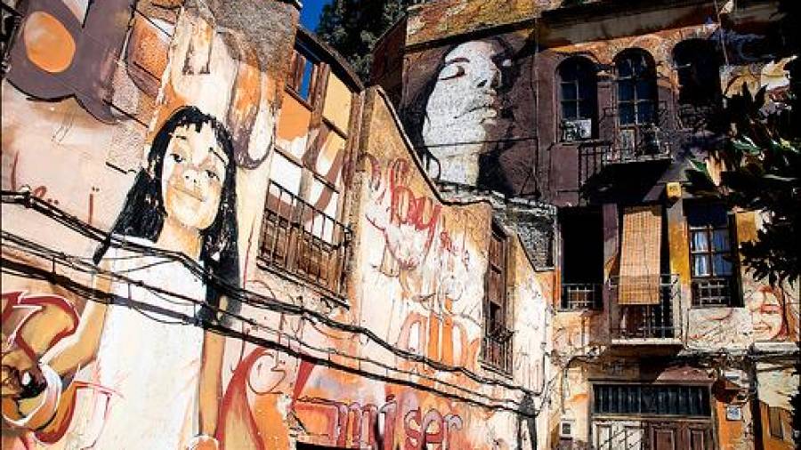 GRANADA. Entre las calles de esta ciudad andaluza se mezclan numerosos y llamativos murales