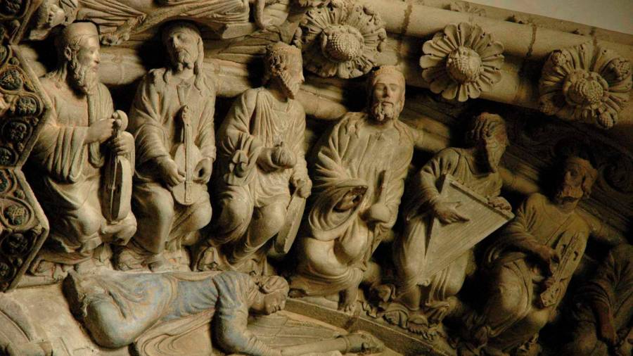 Músicos esculpidos por el Maestro Mateo en el Pórtico de la Gloria de la Catedral de Santiago