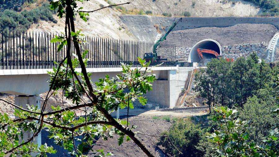 Túnel de Hedroso y viaducto de Porto, en obras. Foto: Almara