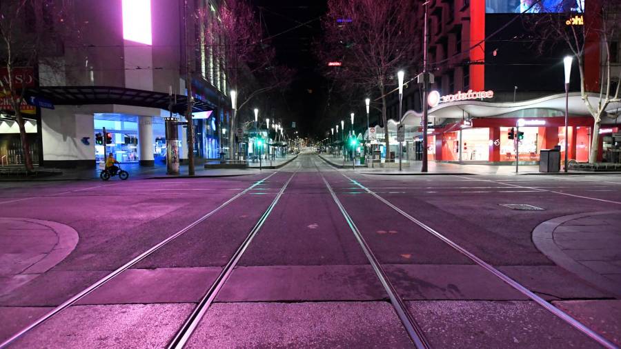 desiertas. Imagen de una de las calles de Melbourne, en el estado australiano de Victoria, tras establecer ayer las autoridades el toque de queda nocturno debido al avance incontrolable de la pandemia de coronavirus. Foto: Efe