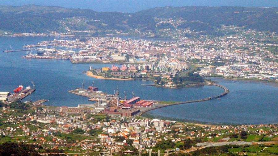 pacto de estado. La Xunta de Galicia envió al Gobierno un documento con un centenar de propuestas para revitalizar Ferrol (en la imagen superior) y su área de influencia.