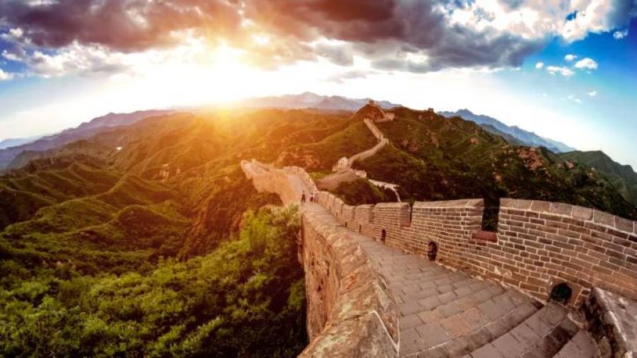 La Gran Muralla China. Es considerada cono la única construcción humana que se ve desde el espacio, pero en realidad esto es un mito. Se extienden a lo largo de ‎21,196 kilómetros. (Fuente, www.vix.com)